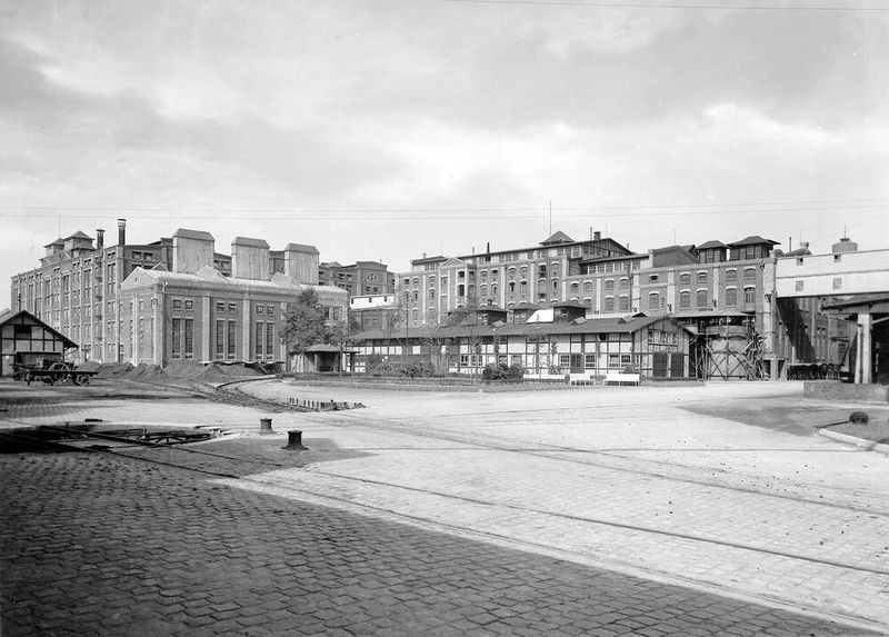 So sah es einst am düsseldorfer Henkel-Standort Holthausen aus, der die erste eigene Leimfabrik beinhaltete, von der aus ab dem 26. Juni 1923 Malerleim und Tapetenkleister stammten, die nicht für die eigene Fertigung vorgesehen waren. (Bild: Henkel AG)