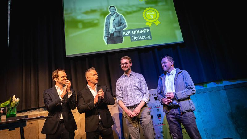 Die AZF Gruppe erreicht den dritten Platz. Shannon Hellmann (li.) und Andreas Daub applaudieren. (Bild: Stefan Bausewein)