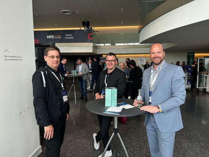 (v. l.) Michael Müller (MikroPlan) mit Bernd Stamp (Entrust) und Moritz Schamell (Nuvias). (Bild: Vogel IT-Medien)