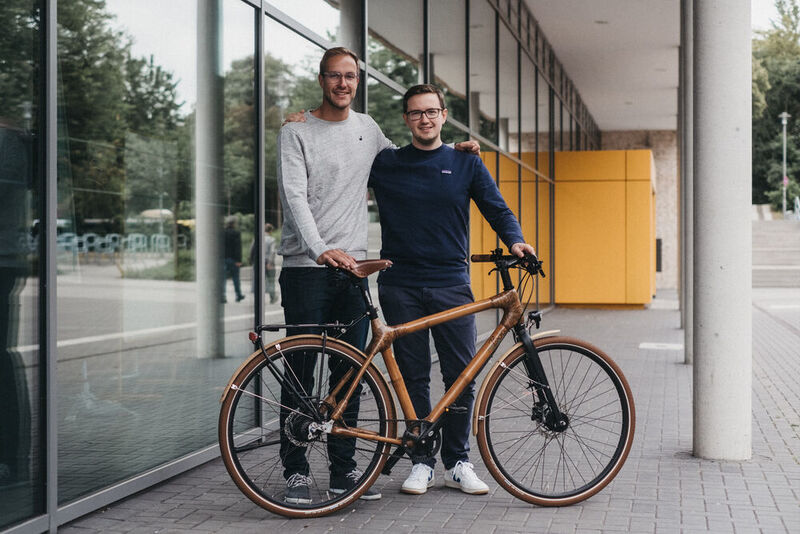 Ein fertiges Produkt mit Firmengründer Jonas Stolzke (links) und Maximilian Schay (MyBoo)