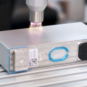 Through pressurized air and electricity, the surfaces of the batteries are reliably cleaned of ultra-thin layers of dust as well as residual traces from the production process, such as oils or fats, so that the protective varnish can be applied seamlessly and a long-lasting adhesion is achieved.(Image: Plasmatreat)