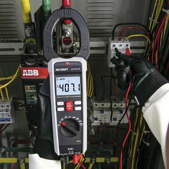 Robust und genau: Strommesszangen von Voltkraft zum universellen Messen hoher elektrischer Gleich- und Wechselströme und -spannungen an PV- und Industrieanlagen.(Bild:  Conrad)