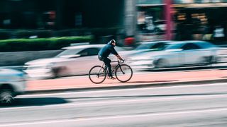Für Radfahrer können Ablenkungen im Verkehr gefährlich werden. (gemeinfrei)