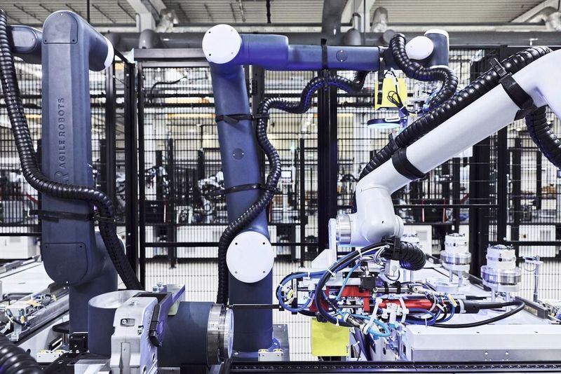 Roboter bauen Roboter in Fürstenfeldbruck: Noch bauen Menschen mit in der Fertigung von Agile Robots. (Bild: Agile Robots)