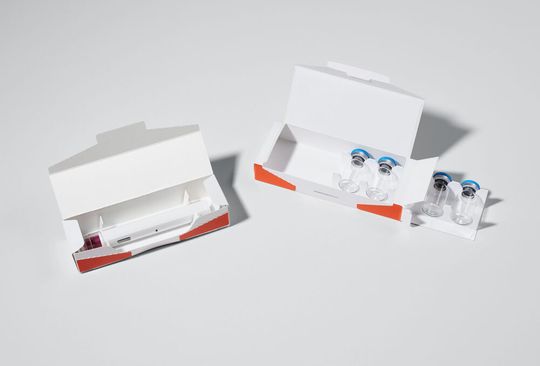Der Pre-Packaging Service von Faller Packaging übernimmt künftig weitere Schritte der Sekundärverpackung, von der Bündelung bis zur Serialisierung. So können Hersteller flexibel auf schwer kalkulierbare Mengen reagieren.(Bild:  August Faller GmbH & Co. KG)