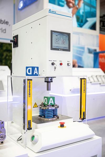The advantages of electric servo presses unfold particularly when they are embedded in a superior control system. (Image:Delta Electronics)
