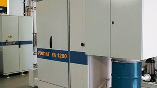 Effektivere KSS-Filterung und -Aufbereitung: Mit dem von Vomat entwickelten Sedimentators mit automatischer Wertstoffaufbereitung etwa erfolgt die Entsorgung von Kühlschmiermitteln (KSS) anwenderfreundlich direkt in einen geeigneten Transportbehälter der Recyclingfirmen. (Vomat)