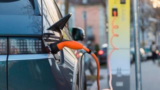 Mit dem Durchleitungsmodell könnte das Stromtanken für E-Autofahrer deutlich transparanter werden.  (Bild: frei lizenziert)