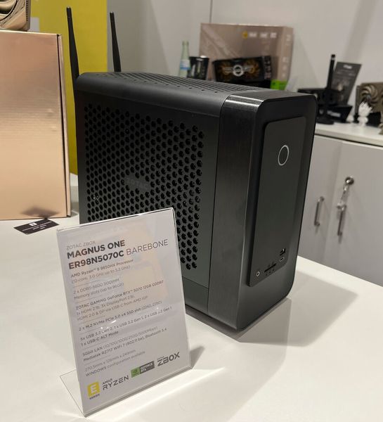 Bei Zotac neu auf der Gamescom: der Magnus One mit AMD-Prozessor. In dem auch als Barebone lieferbaren Mini-PC ist ein Ryzen 9 9850HX mit 12 Zen-5-Cores auf das Mainboard gelötet. Als GPU wird maximal die Geforce RTX unterstützt. (Bild: Vogel IT-Medien)