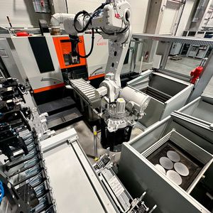 Bei SEW-Eurodrive arbeitet die hydraulische Hochleistungs-Bandsäge Kastotec SC 4. Sie trennt Rohre und Stangen mit großen Durchmessern präzise und produktiv.(Bild:  Kasto)