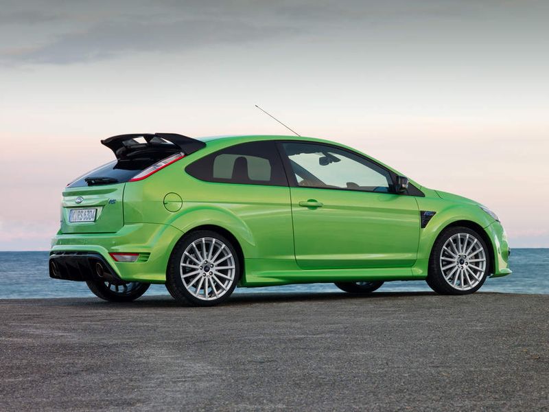 Einen alltagstauglichen Sportwagen, der es mit einem Porsche Cayman aufnehmen kann, hat Ford mit dem Focus RS entwickelt. (Archiv: Vogel Business Media)