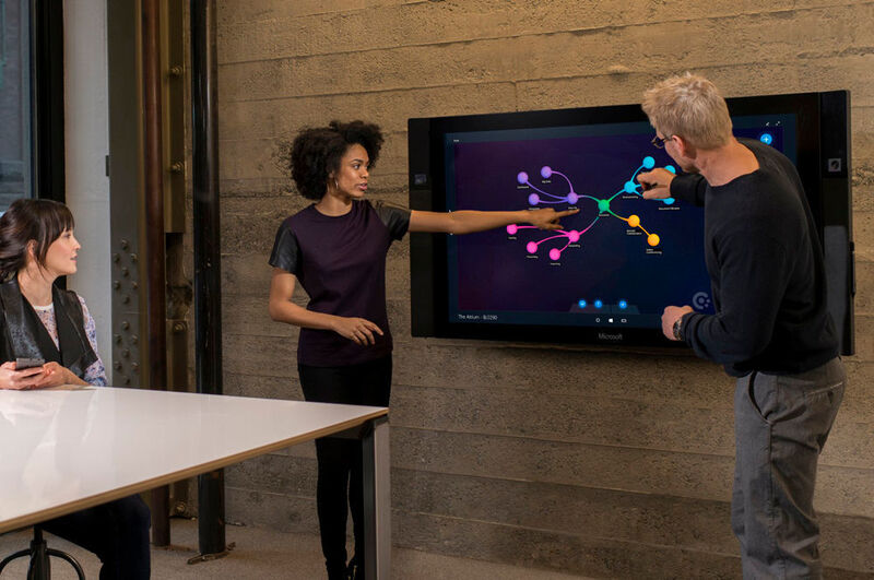 Abbildung 2: Mit dem Surface Hub brainstormen, Ideen diskutieren und Inhalte bearbeiten. (Bild: AMPHOTO 2014 / Microsoft)