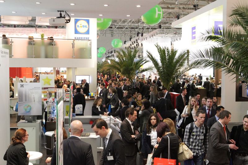 Reges Teiben beim Absolventenkongress 2011 in Köln: Besucher in der Messehalle (Bild: Staufenbiel)