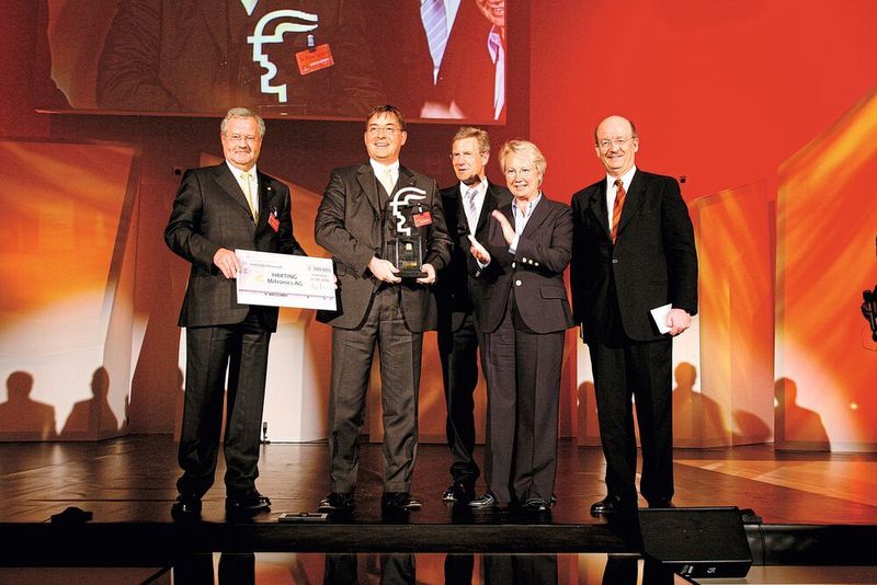2006: Zum ersten Mal mit dem Hermes Award für einen RFID-Transponder, der in der Nähe von Metallen und Flüssigkeiten eingesetzt werden kann, ausgezeichnet. (Harting)