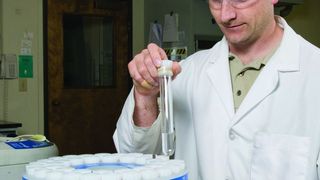 Die neuen ChemEx Behälter wurden von CEM speziell für die schnelle und einfache Extraktion von Weichmachern wie Phthalaten in Kunststoffen entwickelt.  (Bild: CEM)