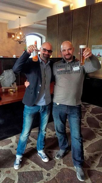 Steffen Ott, Deltasystemtechnik und Channel Manager Markus Benker feiern den Erfolg. (Aagon)