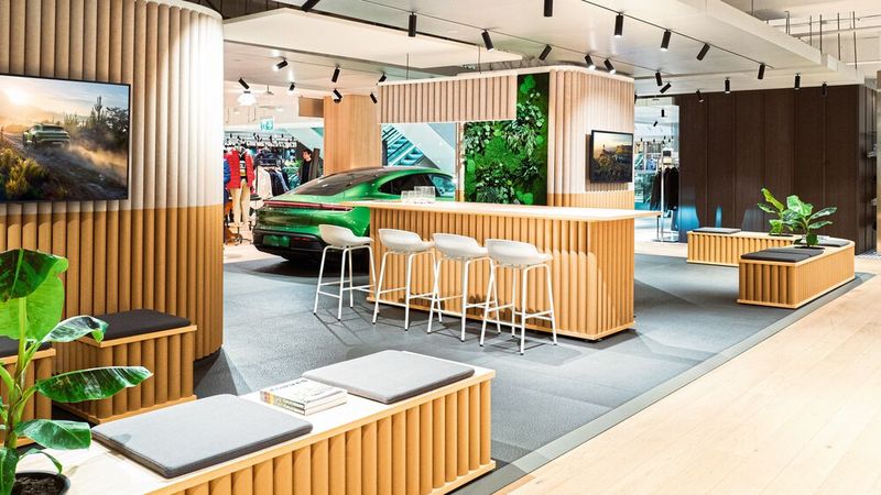 Betreiber des 90 Quadratmeter großen Stores ist die Münchner Mahag mit ihren drei Porsche-Zentren. Die Mahag selbst gehört zur konzerneigenen Vertriebsgesellschaft Volkswagen Group Retail Deutschland (VGRD). (Bild: Porsche)