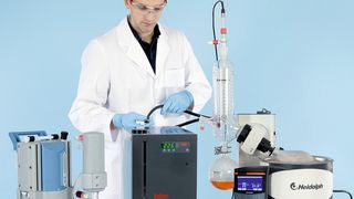 Abb.1: Das Kühlen von Rotationsverdampfern (r.) oder Chemiepumpenständen (l.) sind typische Anwendungen im Labor für Umwälzkühler. (Bild: Peter Huber)