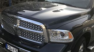 Der bisherige Ram 1500 wird von Fiat-Chrysler auch nach dem Modellwechsel 2019 als Classic-Linie fortgeführt. In der Ausstattungslinie „Laramie“ kostet das Auto knapp 50.000 Euro. Im Vergleich zu den neuen 2019er-Modellen mit fast 70.000 Euro Neupreis ist der Ram 1500 Classic fast schon ein Schnäppchen.  (Michel / »kfz-betrieb«)