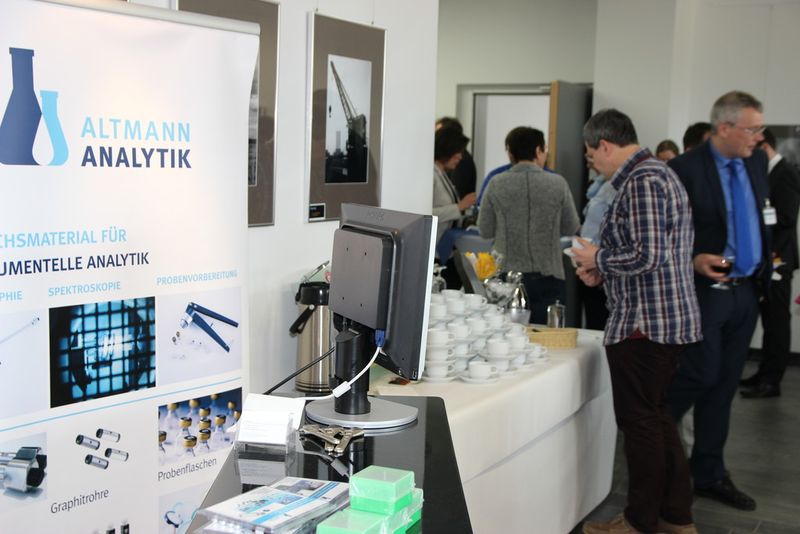 Während der Pausen konnten sich die Teilnehmer in der Ausstellung weiter über die HPLC informieren. (Bild: LABORPRAXIS)