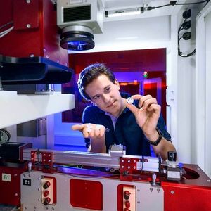 Blick ins Innere eines keramischen 3D Druckers: Am Standort Immenstadt im Allgäu fertigt das Ingenieurteam von Sinto Advanced Ceramics Keramikkomponenten für den industriellen Einsatz, die sich sogar schon im Weltraum befinden.(Bild:  Sinto Advanced Ceramics)