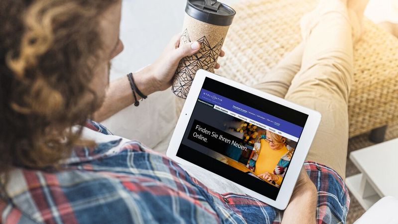 Über den Stellantis Financing Store können Kunden online einen Leasingvertrag abschließen und dennoch profitiert der Händler davon wie bei einem vor Ort abgeschlossenen Vertrag.(Bild:  freepik/Stellantis)