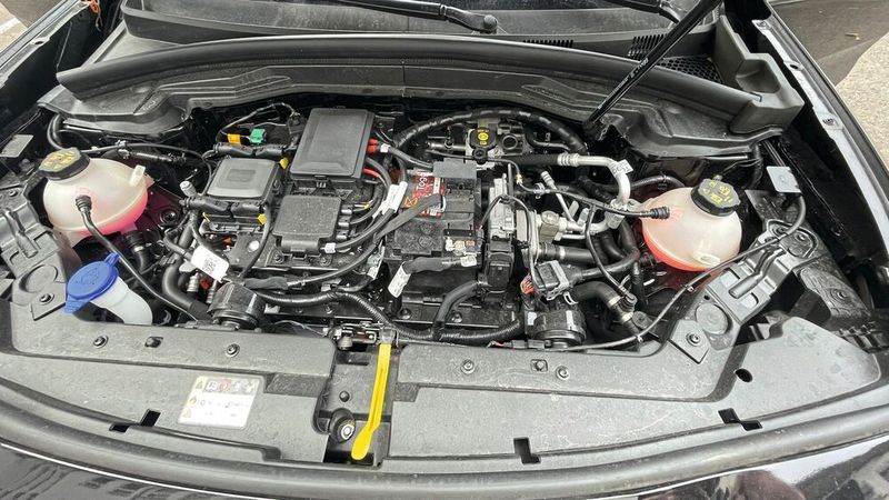 Der Motorraum ist gut gefüllt – für einen Frunk ist bislang kein Platz. (Bild: Grimm – VCG)