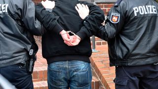 Den hat`s erwischt! Aber Betrüger, die Unternehmen mittlerweile digital angreifen, gibt es immer mehr, wie eine Studie belegt. Erstmals ist die Cyber-Betrügerei häufiger als der übliche Weg, ans Geld von anderen zu kommen. Und das kostet mehr als das Geld, das verloren ist ... (Bild: P. Oliz)