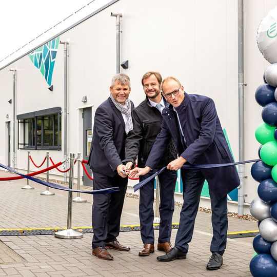 Kai Sauerbier, Carlos Gallardo und Björn Warmer durchtrennen das Eröffnungsband.(Bild:  Thorge Huter)