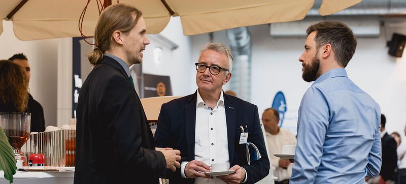 PROCESS-Redakteur Dominik Stephan (li.) im Gespräch mit Christian Forunier, Siemens (re.).(Bild:  Stefan Bausewein)