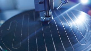 Auch bei bitterkalten Temperaturen bleiben messtechnische Systeme am Auto jetzt sicher eisfrei! Der Grund ist, dass man jetzt bei der Herstellung beheizbarer Kunststoffteile mit innenliegenden Heizdrähten mehr Deignfreiheit bei der Drahtgeometrie genießen kann. Wie das geht, macht das Unternehmen Ruhlamat vor: Per Sonotrode wird zwischen Draht und Kunststoff Reibung erzeugt. Der Kunststoff schmilzt partiell auf und der Draht kann so gut integriert werden – mit kraftgesteuertem Einsinkweg, heißt es. (Ruhlamat)