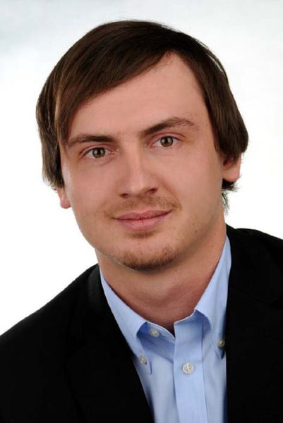 Entwicklungsingenieur Matthias Tretter: „Abgestimmt auf die mechanischen Beanspruchungen im Einsatzbereich, erlaubt es unser Produktionsprozess, auf über 70 % Faseranteil zu gehen.“ (Bild: Lamilux)