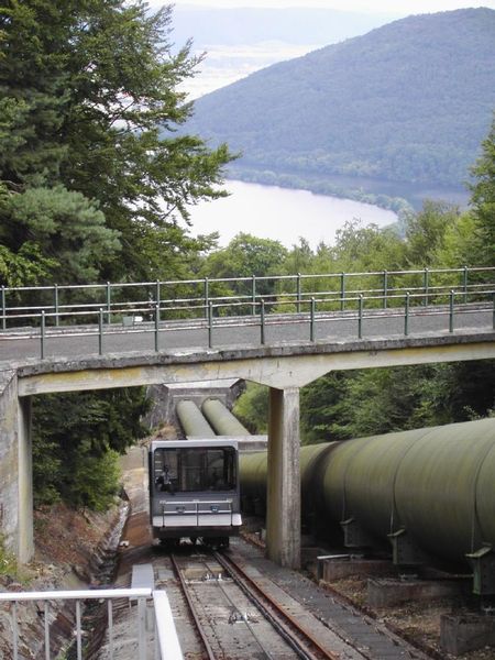 Über eine Seilwinde wird die Fahrgastkabine den Berg herauf gezogen. (Archiv: Vogel Business Media)