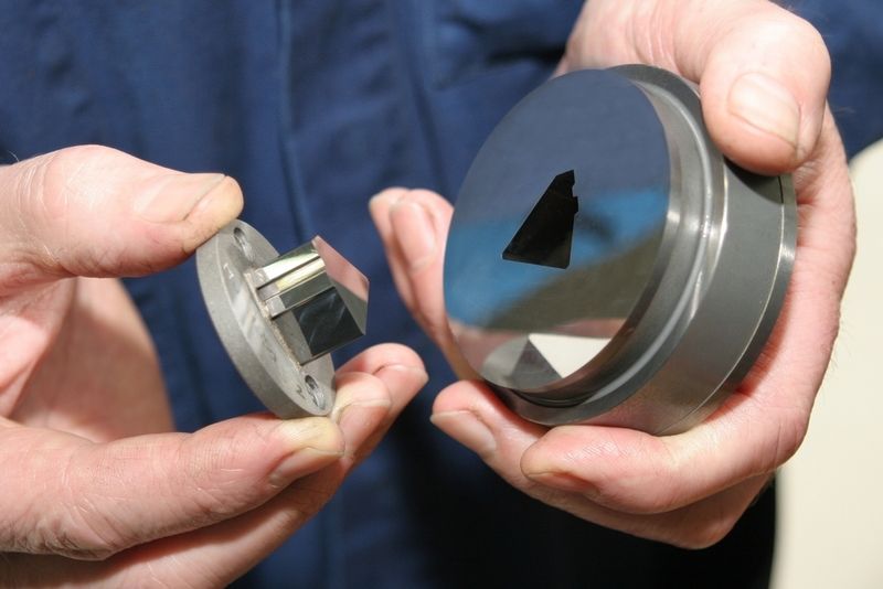 Stempel und Gesenkwerkzeug  beides aus Hartmetall  für das Formkörperpressen aus Hartmetallpulver (Polis Precis). Bild: Agie-Charmilles (Archiv: Vogel Business Media)