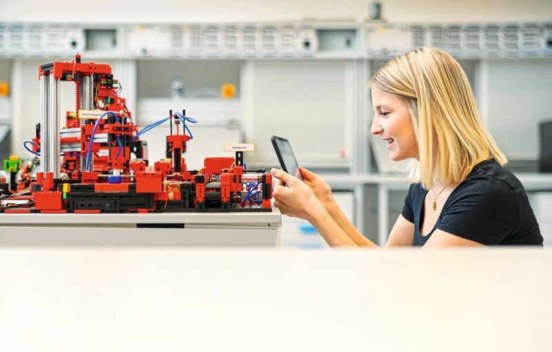 Die Simulation und Demonstration von digital vernetzten Anwendungen in einer realen Produktionsumgebung standen bei der Entwicklung der  Lernfabrik im Fokus. (Jakob Studnar - www.fotostudnar.de)