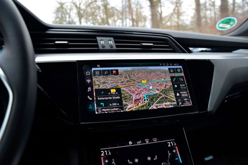 Mit Hilfe des Navis lassen sich nicht nur die nächstgelegenen Ladesäulen finden, … (Bild: Michel/»kfz-betrieb«)