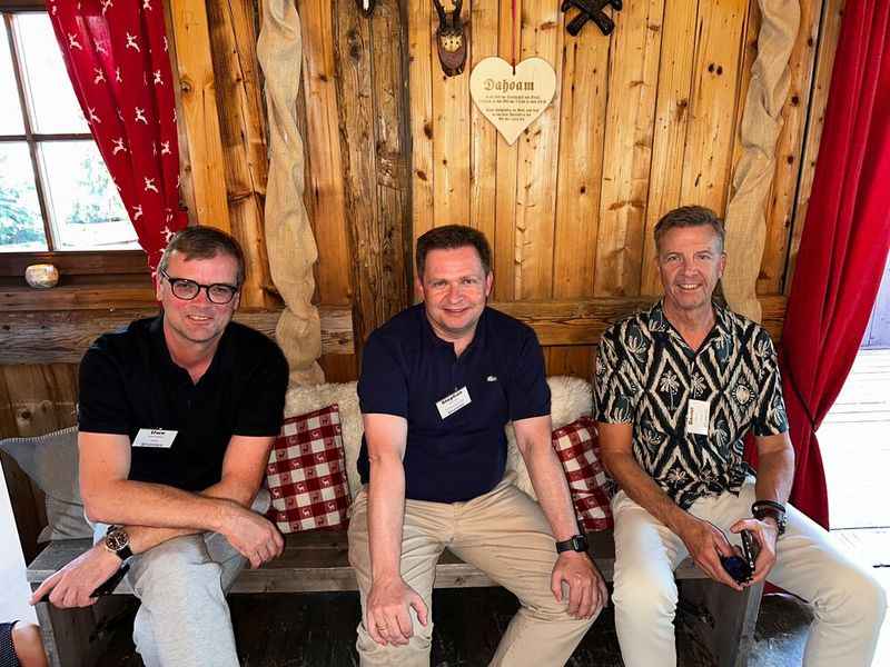 Dahoam ist, wo man willkommen ist. (v. l.) Uwe Kuehnreich, (OKTA), Stephan Schmidt ( BT GmbH) und Daniel Furrer (Unisys). (Bild: Vogel IT-Medien GmbH)
