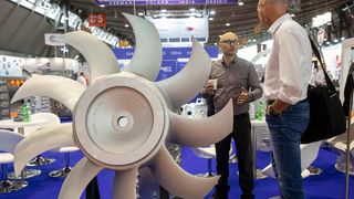 Die FachbesucherInnen interessierten sich für die zahlreichen Exponate. Viele Gespräche zwischen Ausstellenden und BesucherInnen kamen so zustande.  (Bild: Landesmesse Stuttgart GmbH)