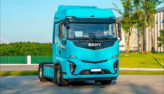 Daimler Trucks kämpft mit den Problemen der Branche und büßte schon viel Gewinn ein. Jetzt befürchtet man auch noch, dass die Chinesen mit Elektro-Lkw, wie diesem hier von Sany, auf den europäischen Markt mit Erfolg drängen könnten, wenn man nicht gegensteuert ...(Bild:  Sany)