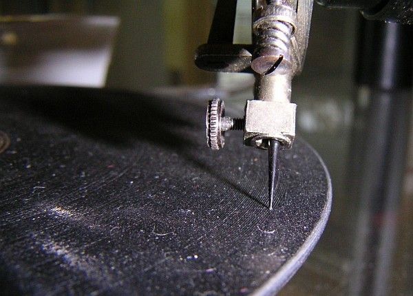 Abtastnadel eines Plattenspieler-Tonabnehmersystems aufgesetzt auf eine Schellackplatte  (Bild: Deutsches Rundfunk Archiv (DRA))