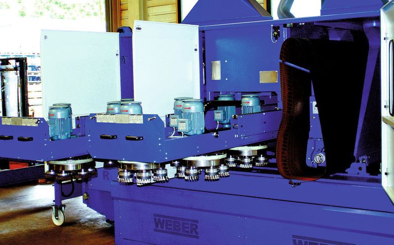 Weber-Oberflächentechnologie für Bleche: Weber-STC-Bolzenschleifbalken mit Endlosschleifbändern, die besonders kosteneffizient sein sollen und sich in Sekundenschnelle umrüsten lassen; anschließend der Weber-DR-Planetenkopf, der mit Drahtbürsten bestückt ist und die Kanten entzundert. Bild: Hans Weber (Archiv: Vogel Business Media)