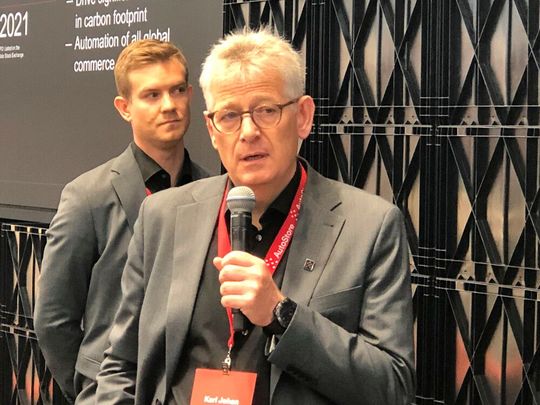 Autostore-CEO Karl Johan Lier (im Hintergrund CRO Mats Hovland Vikse): „Seit 2010 sind wir jedes Jahr durchschnittlich um 50 Prozent gewachsen, im letzten Jahr sogar um 80 Prozent und in diesem Jahr werden wir voraussichtlich wieder um 70 Prozent wachsen.“(Bild:  Maienschein)