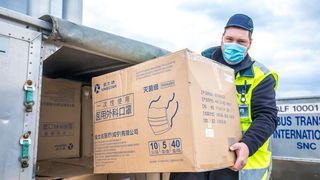 Entladung eines Unit Load Device (ULD) mit Covid-19-Masken, der Luftfracht-typischen Transporteinheit. (Airbus)