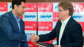 Anmol Jain, Managing Director, Lumax Auto Technologies; und Martin Büchs (r.), Geschäftsführer bei Jopp Automotive, nach der Vertragsunterzeichnung. (Lumax Auto Technologies)