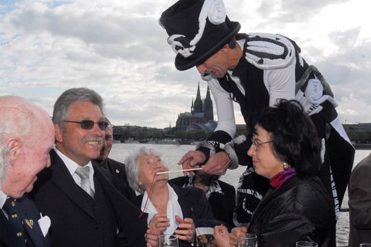 Ein Künstler testete mit seiner Fingerfertigkeit die Geschicklichkeit der Gäste bei den Feierlichkeiten zum 75-jährigen Bestehen der Innung Köln. (Archiv: Vogel Business Media)