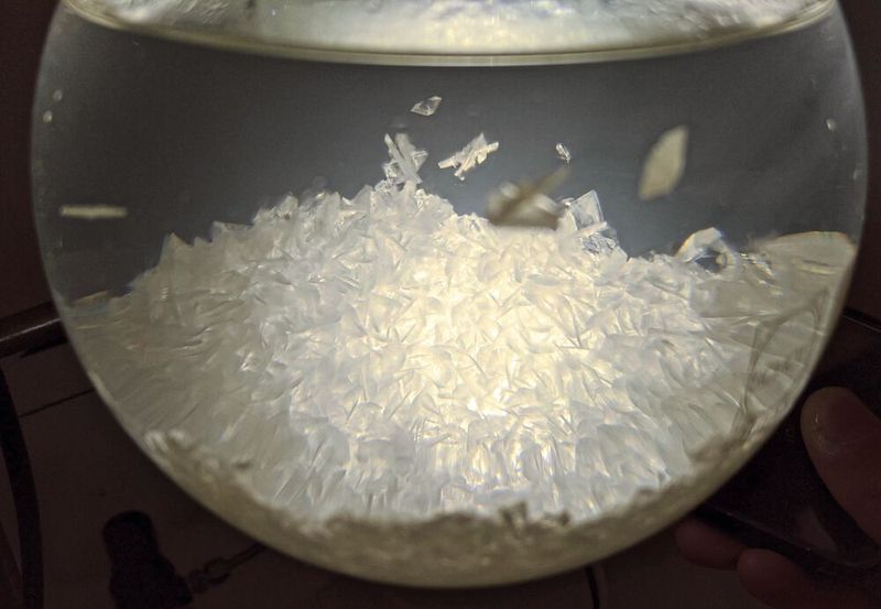 Formation de cristaux de la brique plastique très pure fabriquée à partir de biomasse. (Source : Lorenz Manker)