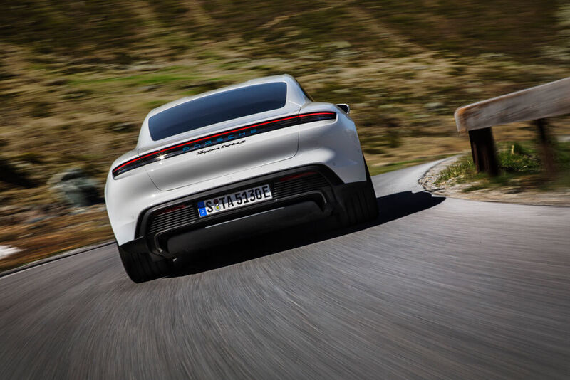 Auch der schöne Rücken kann entzücken: Taycan Turbo S. (Porsche)