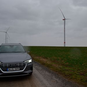 Ab jetzt steht ausschließlich der erste rein elektrisch angetriebene Audi im Mittelpunkt unserer Bildergeschichte.(Bild:  Michel/»kfz-betrieb«)