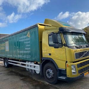 Auch einen Lkw in Superzustand kann per Höchstgebot erworben werden: ein Volvo FN9 4x2Ri.(Bild:  Surplex)