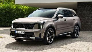 Die auffälligste optische Veränderung betrifft die Front: Der Sorento bekommt einen neuen Kühlergrill und horizontal angeordnete Abblendlichter. (Bild: Kia)